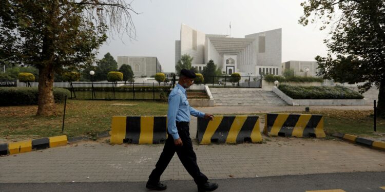 آرٹیکل 63 اے کی سماعت جسٹس منیب کی عدم شرکت پر ملتوی