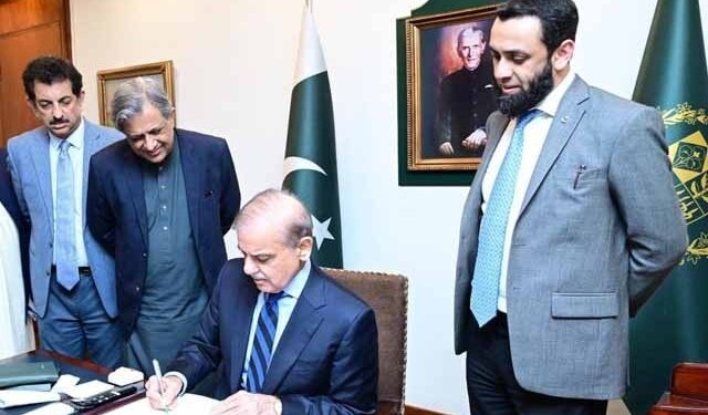 وزیراعظم نے 26ویں آئینی ترمیم کی توثیق کیلیے ایڈوائس صدر کو بھجوا دی