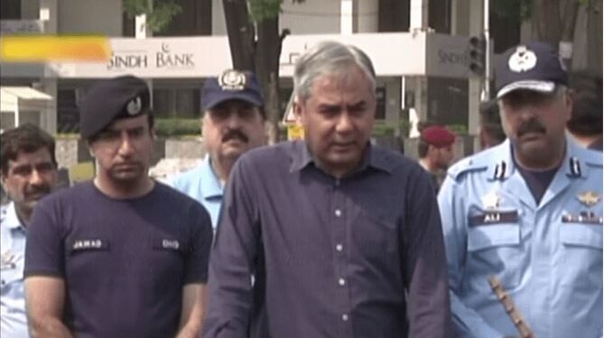 وزیراعلیٰ کے پی بہت بڑی لائن کراس کررہے ہیں