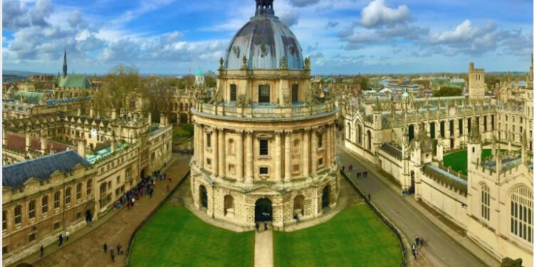 بانی پی ٹی آئی ، آکسفورڈ یونیورسٹی کے وائس چانسلر کی دوڑ سے باہر