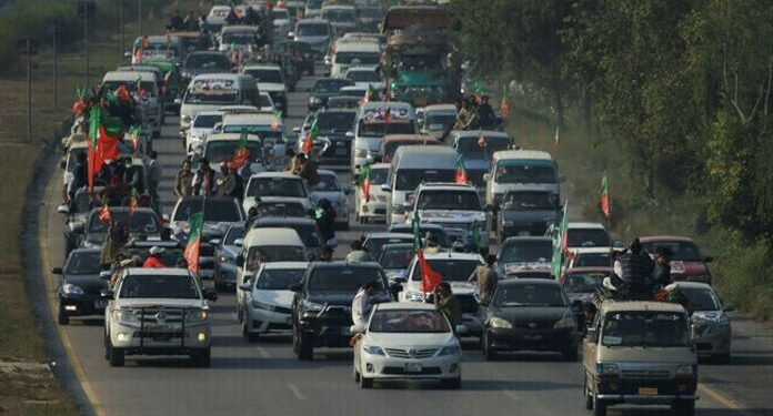 پی ٹی آئی رہنماؤں کو بانی سے ملاقات کی اجازت،احتجاجی قافلہ رواں دواں