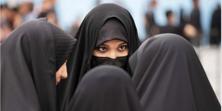 ایران کا حجاب سے منحرف خواتین کیلئے کلینک کھولنے کا اعلان