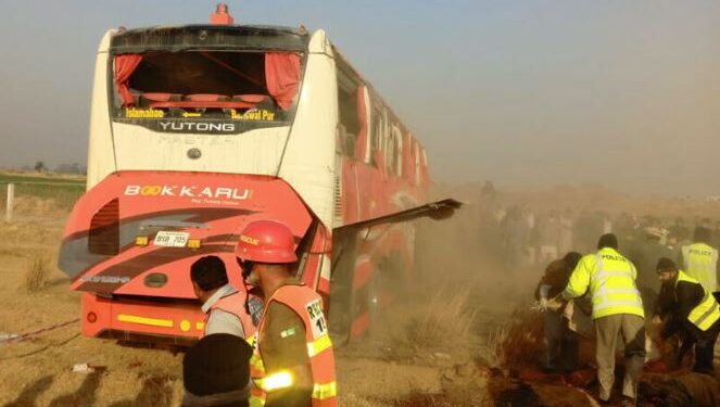 فتح جنگ کے قریب موٹروے پر بس حادثے کا شکار، 10 افراد جاں بحق