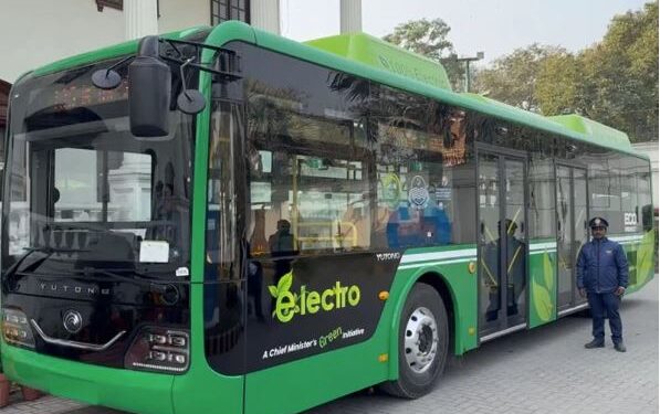 پاکستان کی پہلی مکمل ای وی بس سروس