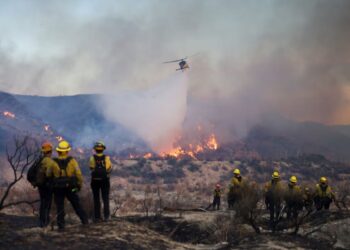 لاس اینجلس کے شمال میں آگ ، 31 ہزار افراد کو علاقہ خالی کرنے کا حکم