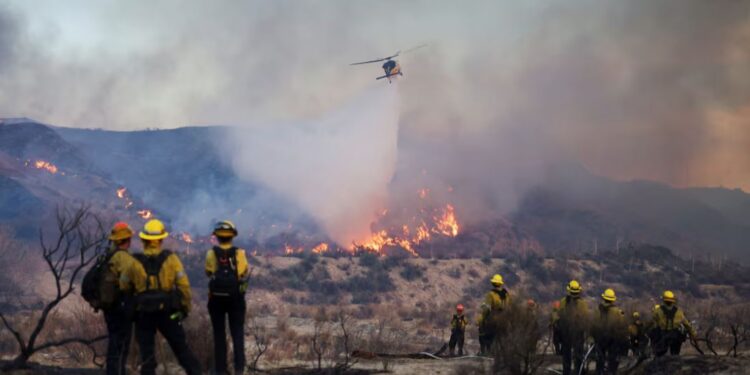 لاس اینجلس کے شمال میں آگ ، 31 ہزار افراد کو علاقہ خالی کرنے کا حکم