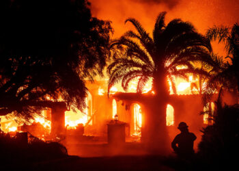 لاس اینجلس میں آگ پھیلنے پر امریکی حکام پریشان