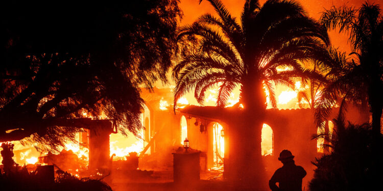 لاس اینجلس میں آگ پھیلنے پر امریکی حکام پریشان