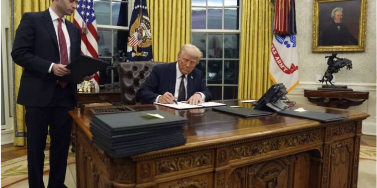 ٹرمپ نے کیپیٹل ہل پر حملہ کرنے والے اپنے 1500 سزا یافتہ ’حامیوں‘ کو معاف کر دیا