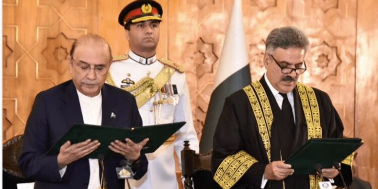 چیف جسٹس نے حلف برداری پر نیا سوٹ کیوں نہیں خریدا؟