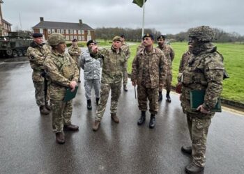 آرمی چیف کا برطانیہ میں وارمنسٹر اور لارک ہل گیریژن کا دورہ