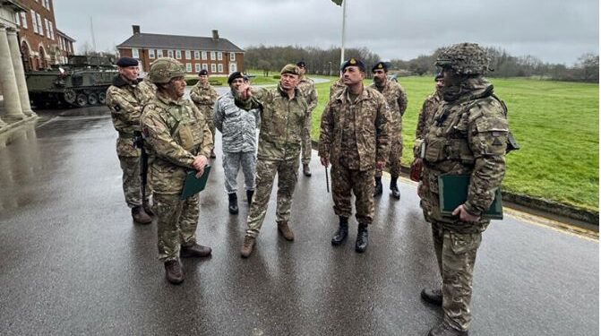 آرمی چیف کا برطانیہ میں وارمنسٹر اور لارک ہل گیریژن کا دورہ