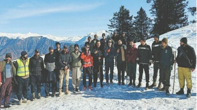 برفباری میں پھنسنے والے غیر ملکی مہم جوؤں کو بچالیا گیا