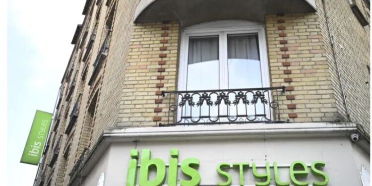 پیرس: 18 سالہ امریکی طالبہ نے  بچے کو جنم دیکر کھڑکی سے پھینک دیا