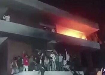 ہزاروں مشتعل مظاہرین نے شیخ حسینہ  کے گھر کو آگ لگا دی