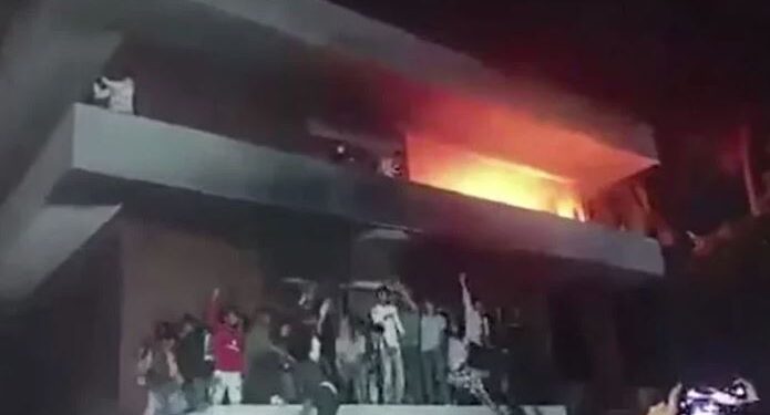 ہزاروں مشتعل مظاہرین نے شیخ حسینہ  کے گھر کو آگ لگا دی