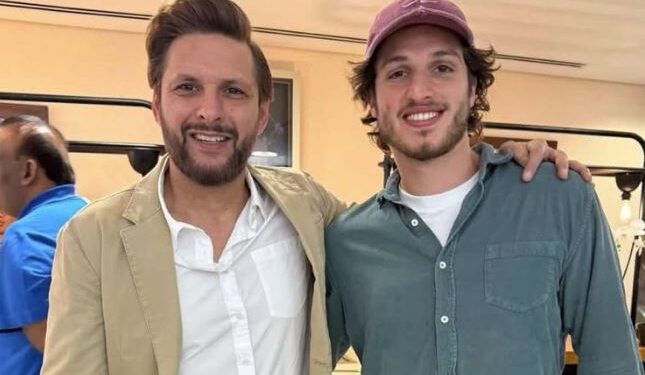 بانی پی ٹی آئی کے بیٹے کی آفریدی کے ساتھ تصویر