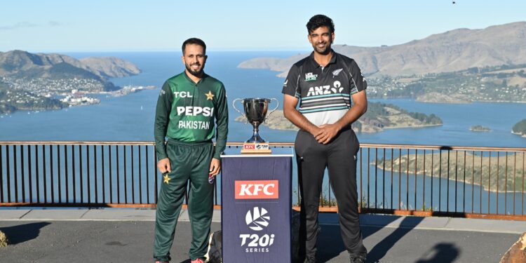 پاکستان نیوزی لینڈ ٹی20 سیریز کیلئے ٹرافی کی رونمائی