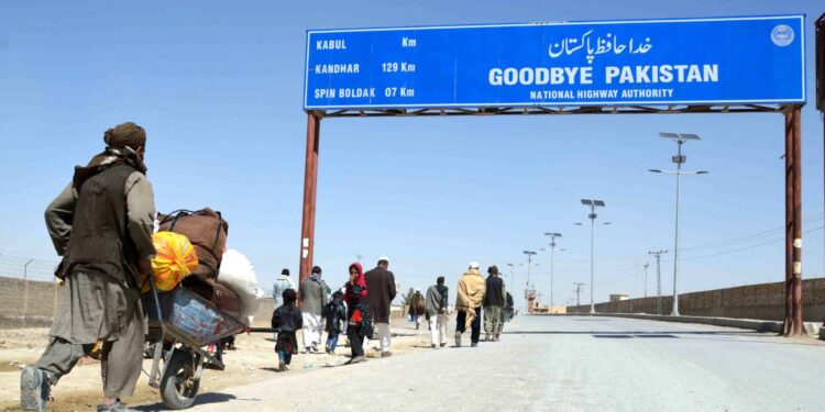 غیر قانونی مقیم افراد کو پاکستان چھوڑنے کا حکم