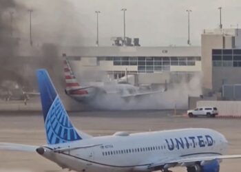 ڈینور ایئرپورٹ پر امریکی طیارے میں آگ بھڑک اٹھی