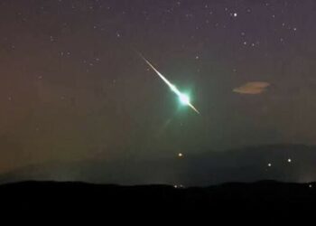 کراچی میں آسمان پر شہاب ثاقب کا  نظارہ