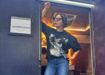 شاہ رخ خان کی تصویر والی شرٹ پہننے پر ماہرہ خان پر تنقید