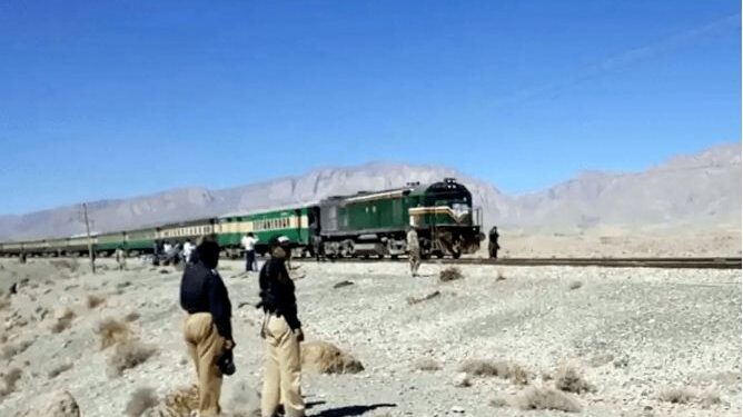 بلوچستان: جعفر ایکسپریس پر دہشگردوں کا حملہ، مسافر یرغمال، آپریشن جاری