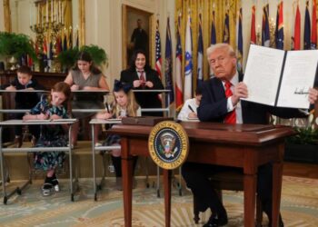 صدر ٹرمپ کا محکمۂ تعلیم ختم کرنے کا اعلان؛ پاکستانی نژاد طلبہ میں تشویش