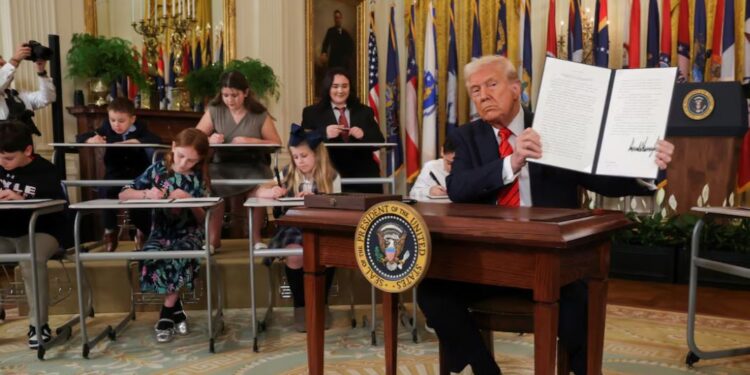 صدر ٹرمپ کا محکمۂ تعلیم ختم کرنے کا اعلان؛ پاکستانی نژاد طلبہ میں تشویش