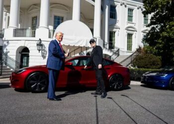 ٹرمپ نے ایلون مسک کی حمایت میں نئی ٹیسلا گاڑی خرید لی