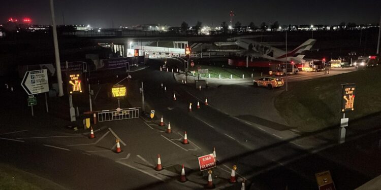 لندن: برقی سب اسٹیشن میں آتشزدگی،  ہیتھرو ایئرپورٹ دن بھر کیلئے بند