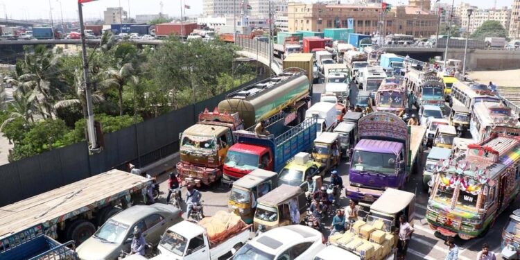 بھاری گاڑیوں کی  رفتار کی حد 30 کلومیٹر فی گھنٹہ مقرر، ڈرائیورز کیلئے ڈرگ ٹیسٹ لازمی قرار