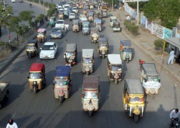 کراچی کی 11 اہم مرکزی شاہراہوں پر آٹو رکشوں پر پابندی