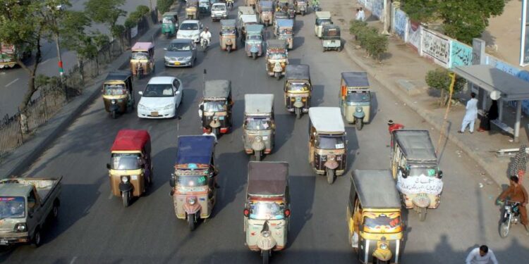 کراچی کی 11 اہم مرکزی شاہراہوں پر آٹو رکشوں پر پابندی