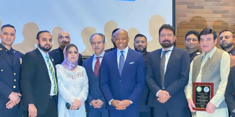 نیویارک پولیس ہیڈکوارٹر میں پاکستان ورثہ و قراردادِ پاکستان ڈے