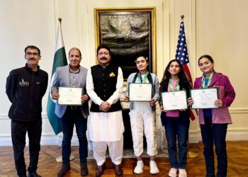 نوجوان پاکستانی خواتین اسکواش چیمپئنز کو خراجِ تحسین