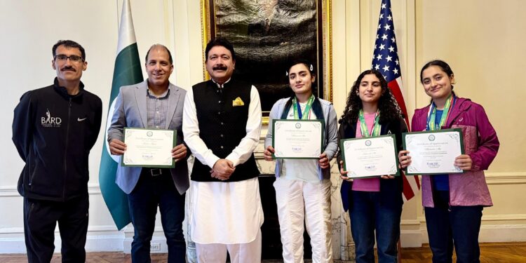 نوجوان پاکستانی خواتین اسکواش چیمپئنز کو خراجِ تحسین