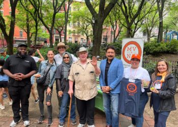 پاکستانی قونصل جنرل عامر احمد اتوزئی کی صفائی مہم میں شرکت