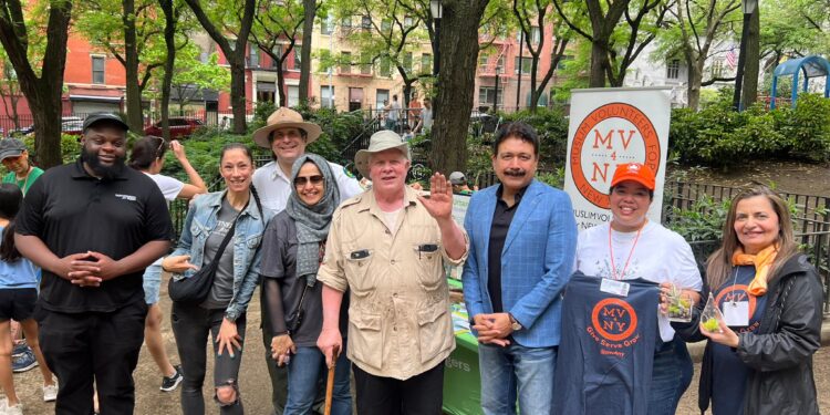 پاکستانی قونصل جنرل عامر احمد اتوزئی کی صفائی مہم میں شرکت