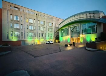 واشنگٹن ڈی سی:  پاکستانی سفارتخانہ  شہداء کی یاد میں سبز روشنی سے مزین