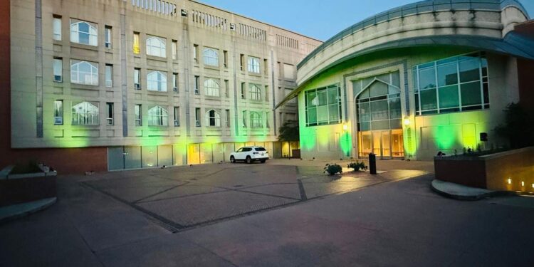 واشنگٹن ڈی سی:  پاکستانی سفارتخانہ  شہداء کی یاد میں سبز روشنی سے مزین