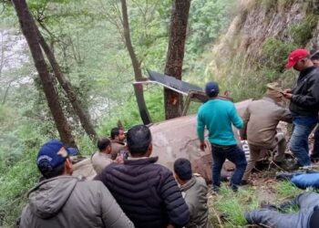 بھارت، اترا کھنڈ میں ہیلی کاپٹر گر کر تباہ، 6 افراد ہلاک