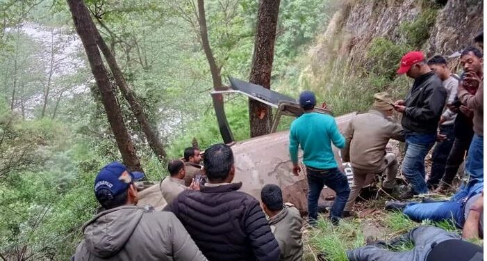 بھارت، اترا کھنڈ میں ہیلی کاپٹر گر کر تباہ، 6 افراد ہلاک