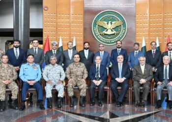 وزیراعظم کا وزرا اور سروسز چیفس کے ہمراہ آئی ایس آئی ہیڈکوارٹرز کا دورہ