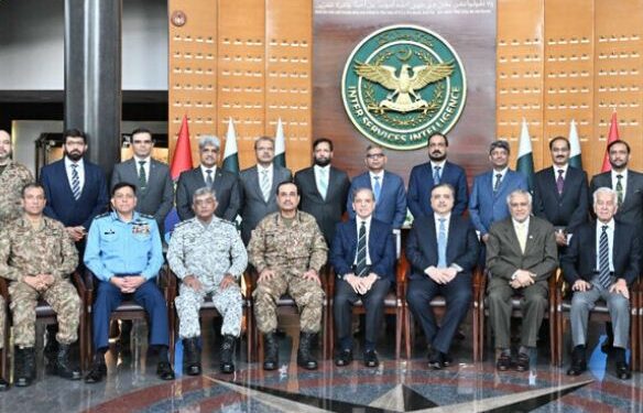 وزیراعظم کا وزرا اور سروسز چیفس کے ہمراہ آئی ایس آئی ہیڈکوارٹرز کا دورہ