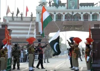 واہگہ بارڈر پر قومی پرچم اتارنے کی پروقار تقریب، شہریوں کی بڑی تعداد شریک