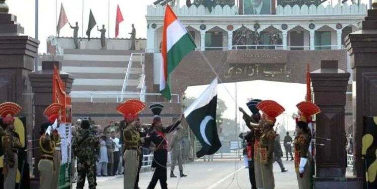 واہگہ بارڈر پر قومی پرچم اتارنے کی پروقار تقریب، شہریوں کی بڑی تعداد شریک