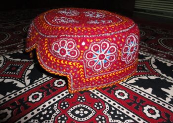 سندھ کے  اسکولوں میں اجرک، ٹوپی کا تحفہ دینے پر پابندی