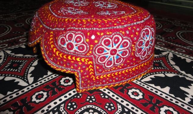 سندھ کے  اسکولوں میں اجرک، ٹوپی کا تحفہ دینے پر پابندی