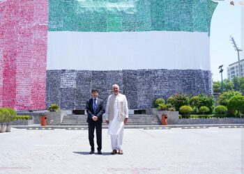 پاکستانیوں کا  امارات کا سب سے بڑا جھنڈا بنا کر گنیز ورلڈ ریکارڈ